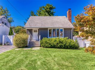 32 Park Ave, Oyster Bay, NY 11771