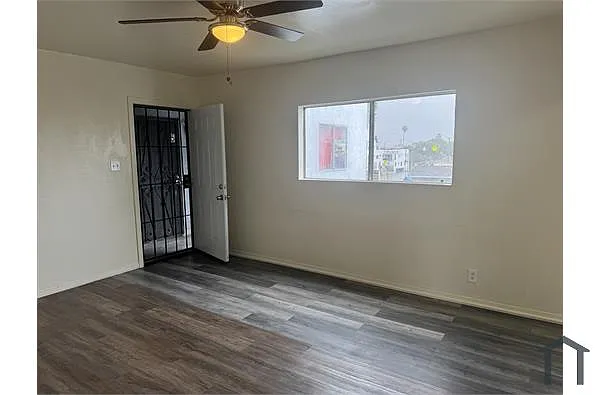 Building Photo - 2128 W Florence Ave #4