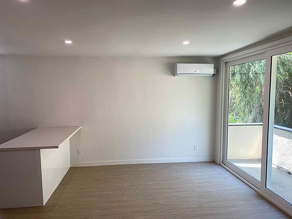 5th image of 2441 N Beachwood Dr #7