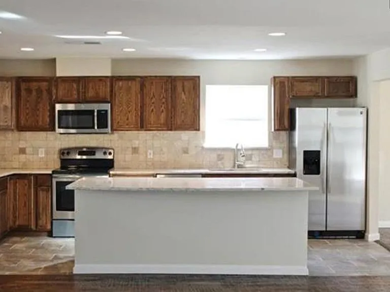 809 W Northgate Dr — Photo 2