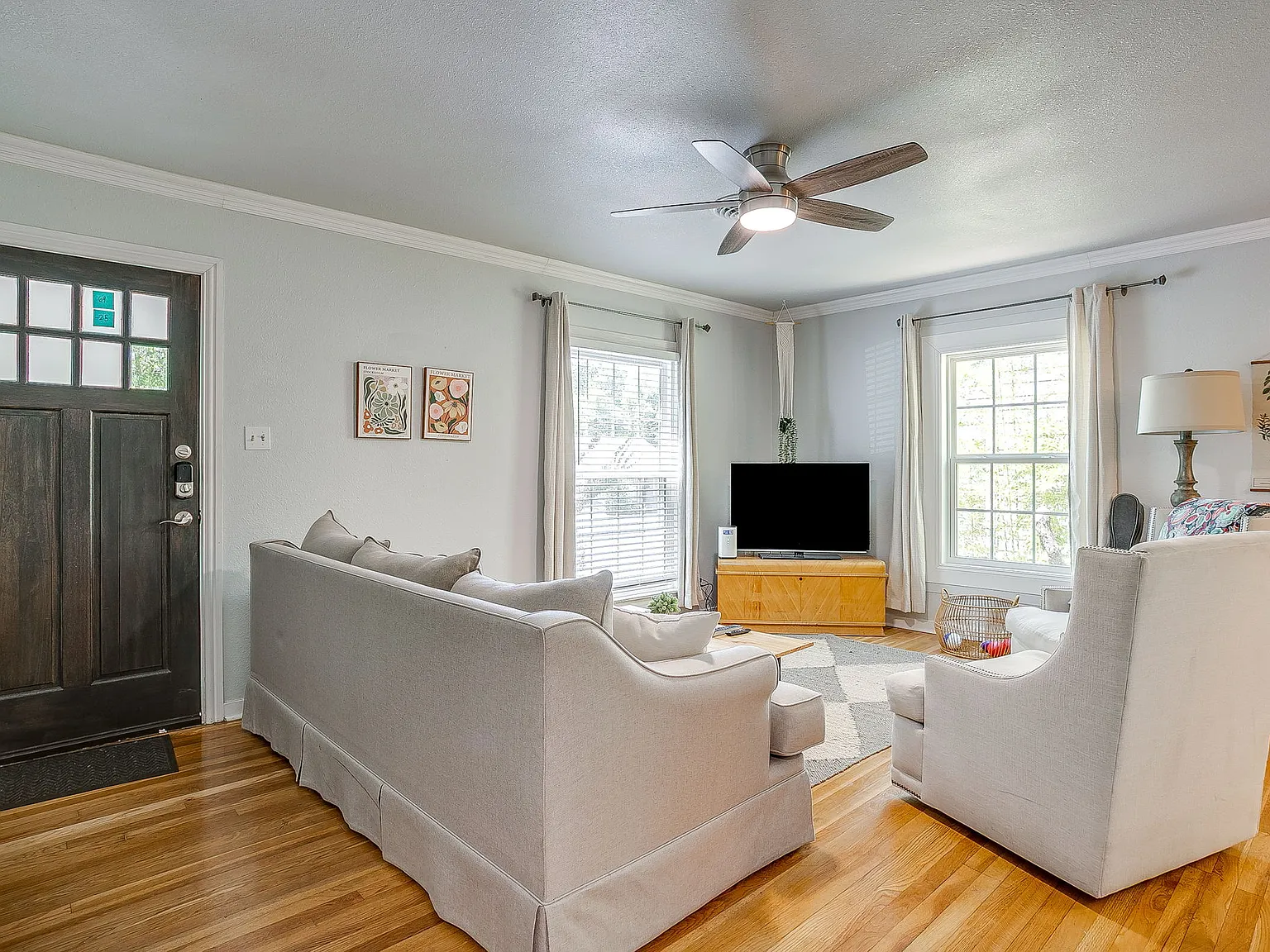 4 bed, 1906 sqft, $4,200 — Photo 2