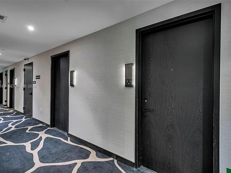 20 NE 11th #EXECHPH04 — Photo 16