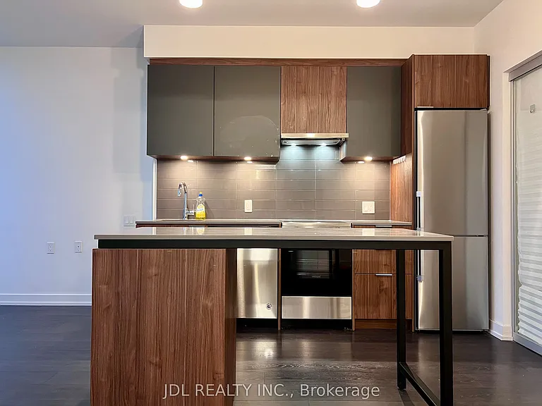 203 College St #402 — Photo 16