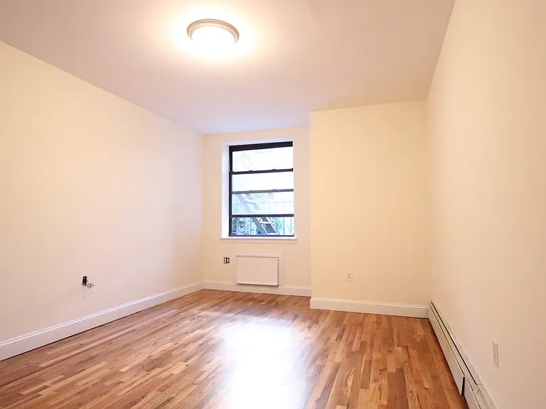 525 W 49th St #2E — Photo 4