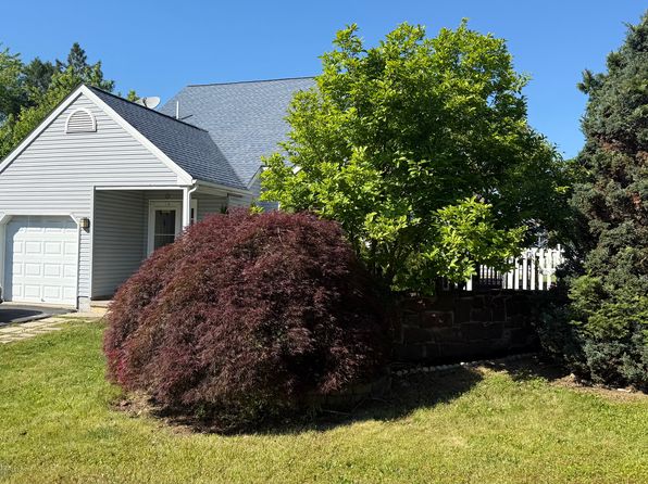 235 Village Green Ln