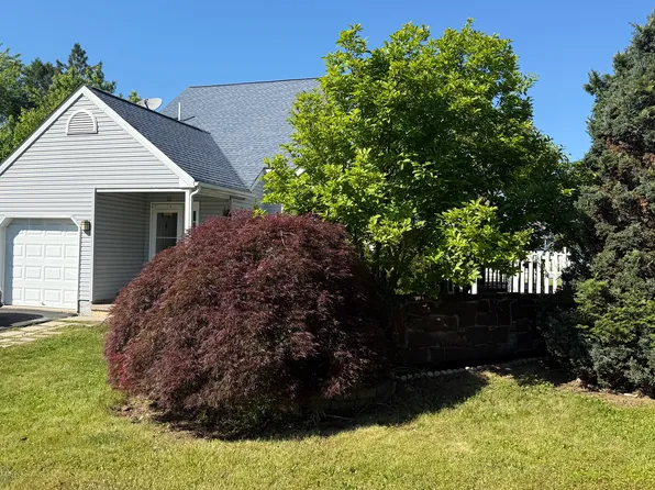 235 Village Green Ln, Telford, PA 18969