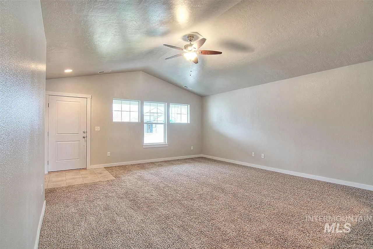 3 bed, 1606 sqft, $2,395 — Photo 4