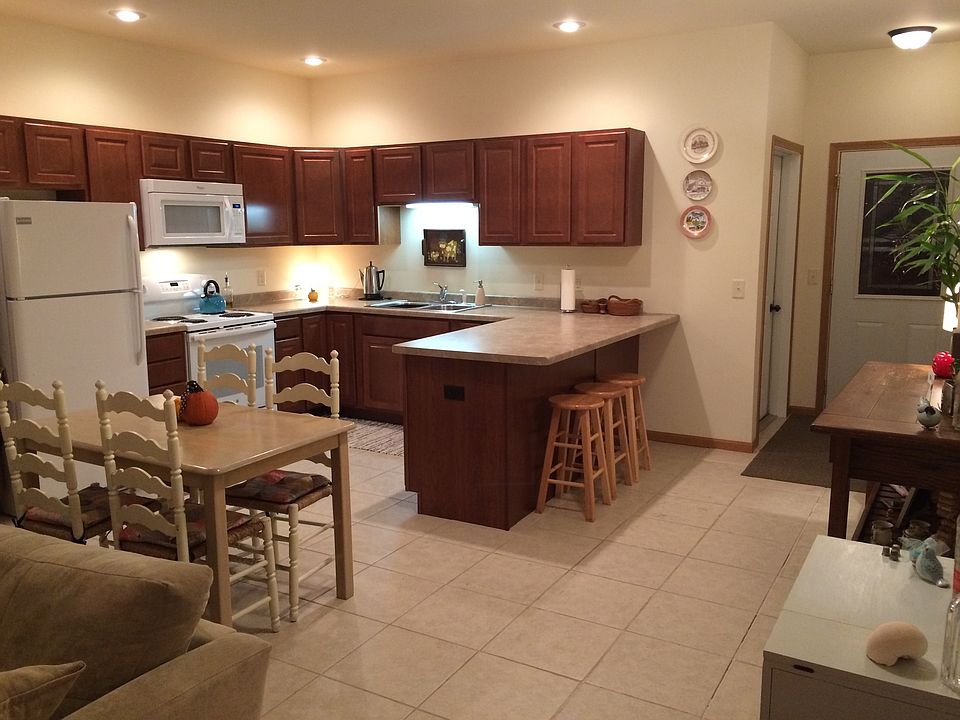 Large, open concept living & dining