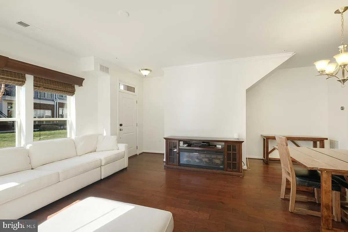 3 bed, 2.5 bath, 1707 sqft, $3,200 — Photo 2