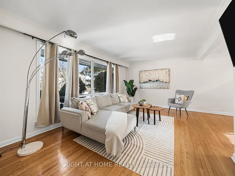35 Caswell Dr — Photo 2