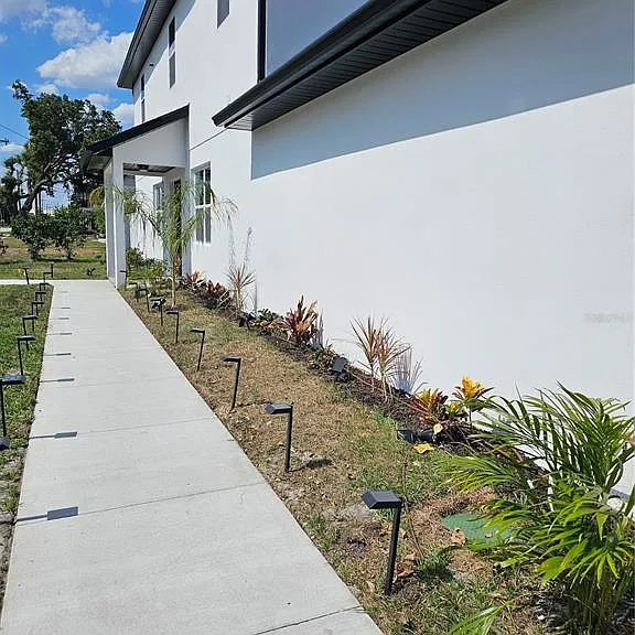 2075 Jewell Ave — Photo 2
