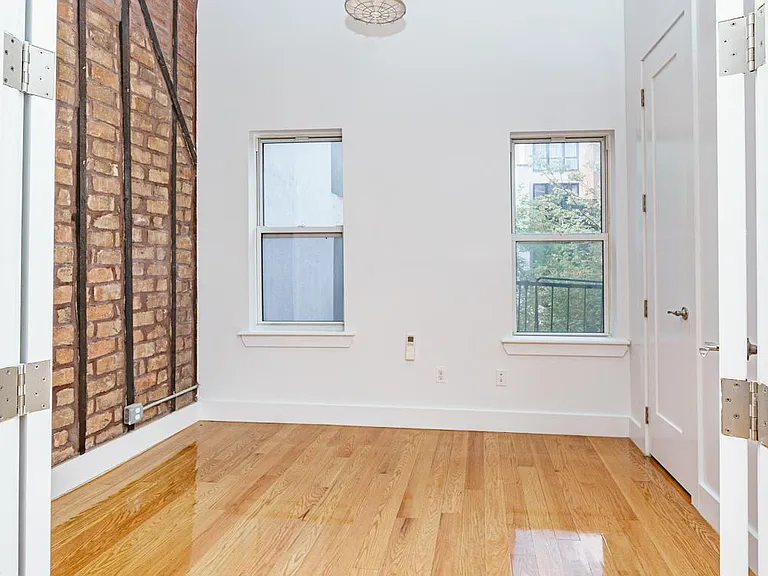 33 Montrose Ave #2L — Photo 14