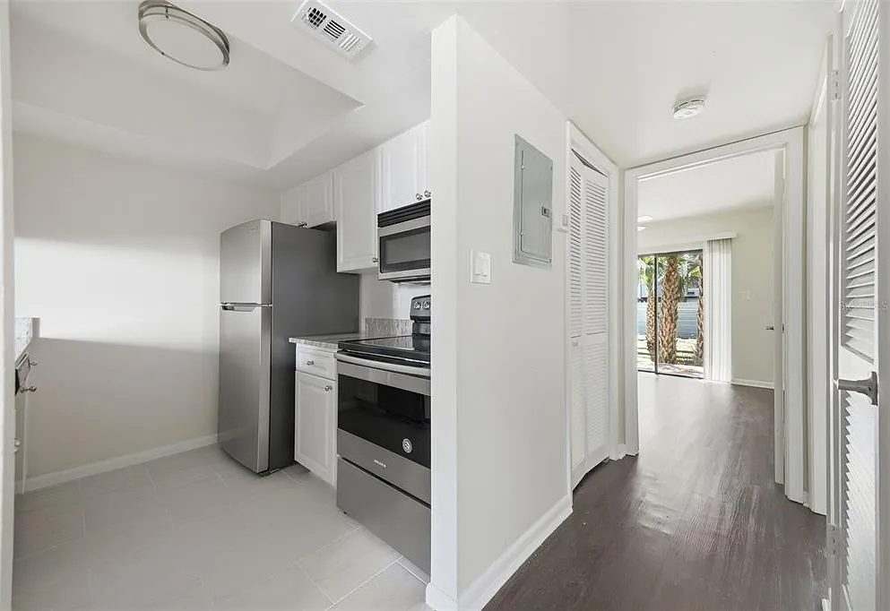 3102 W Horatio St — Photo 4