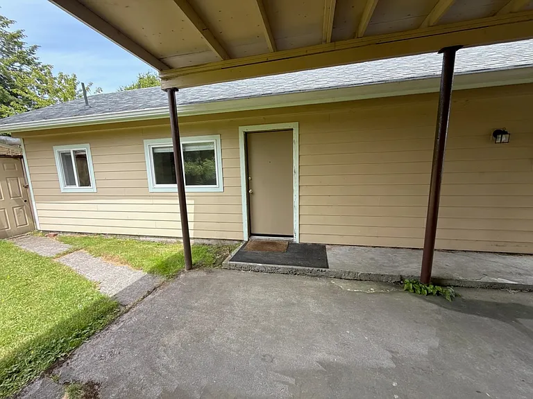 171 SW Birch Ave — Photo 3