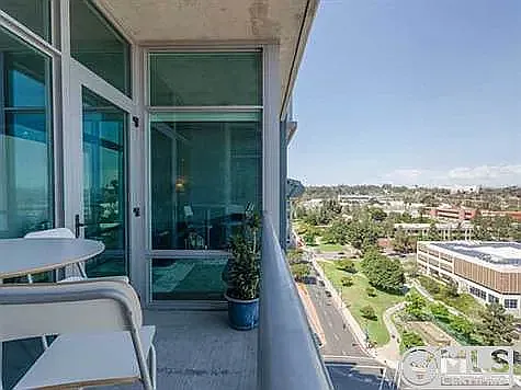 Studio, 731 sqft, $2,100 — Photo 2
