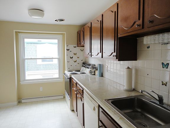 3rd image of 32 Bernhardt Dr APT 8