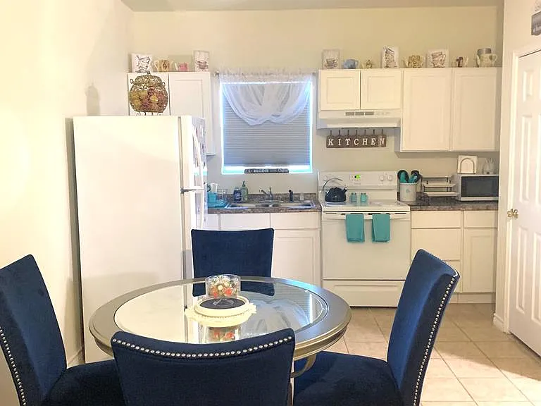391 Riverside Dr — Photo 3