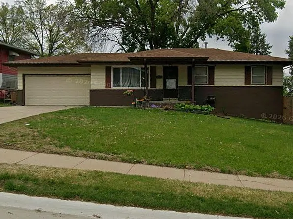 3711 Groves Rd, Bellevue, NE 68147