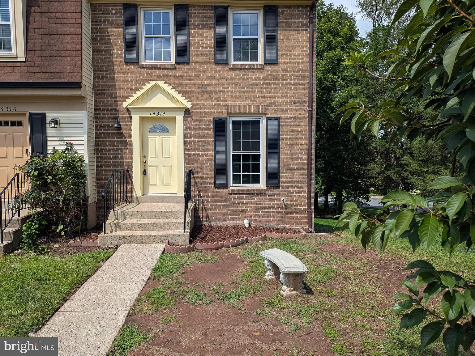 3 bed, 3.5 bath, 1216 sqft, $3,000 — Photo 3
