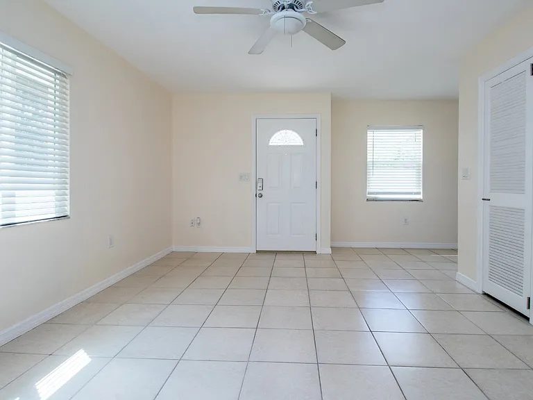 995 Virginia Dr — Photo 7
