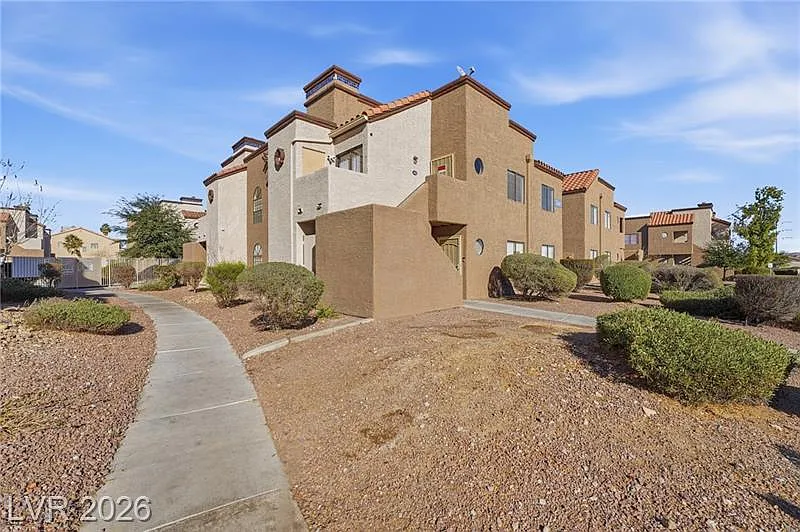 3 bed, 1074 sqft, $1,495 — Photo 2
