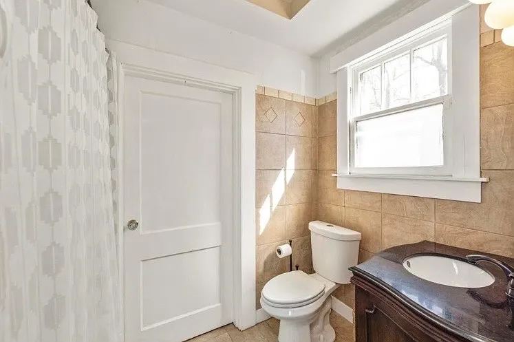 1011 Calvert St — Photo 9