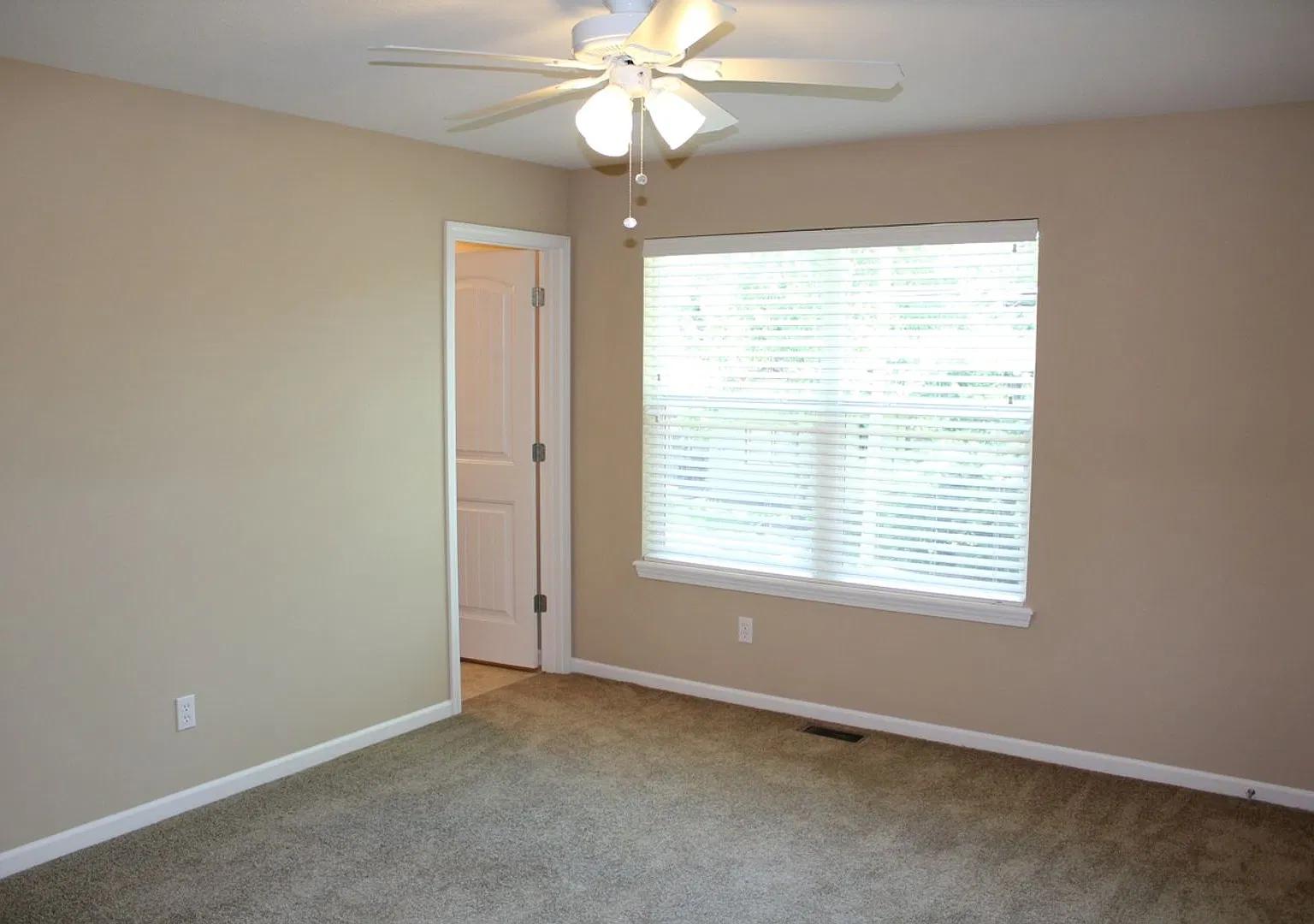 1407 Windsor St — Photo 3
