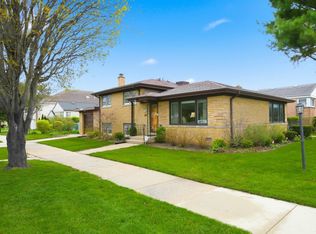 3955 W Greenleaf Ave, Lincolnwood, IL 60712