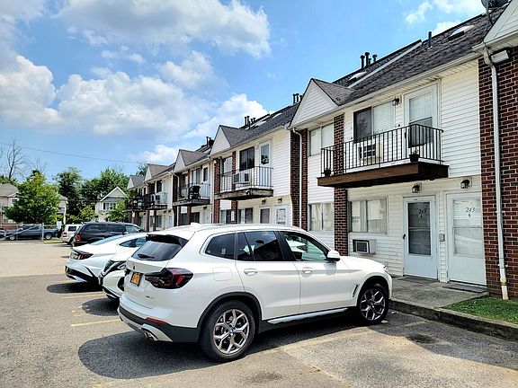 5th image of 243 Maple Pkwy #B