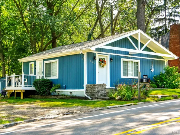 559 Heights Rd, Lake Orion, MI 48362