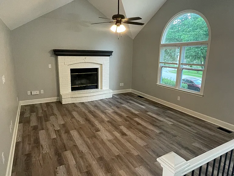 664 NE Clubhouse Dr — Photo 2