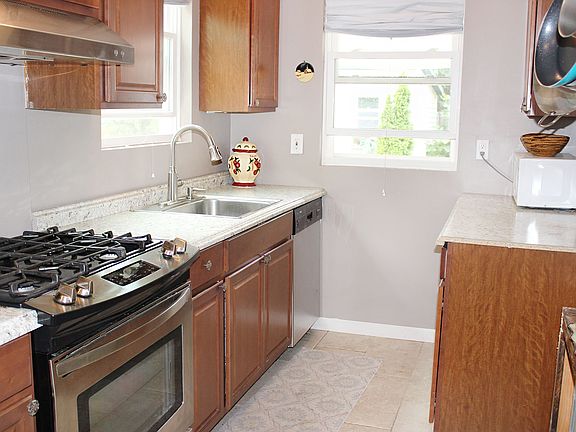 2nd image of 336 Rose Ave