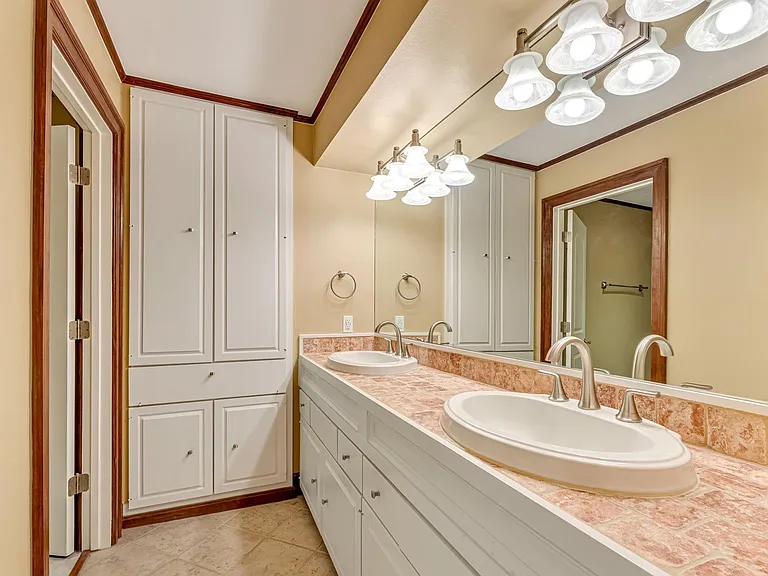 516 S Post Oak Ln #18 — Photo 13