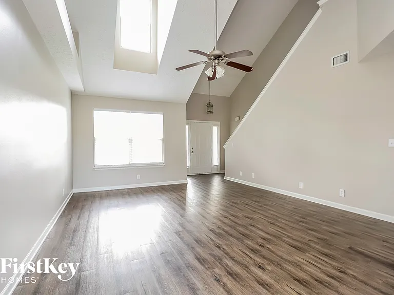 1304 Sunray Dr — Photo 4