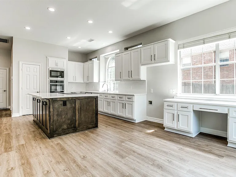 1270 Lakeway Dr — Photo 12