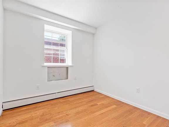 5th image of 559 Logan Ave