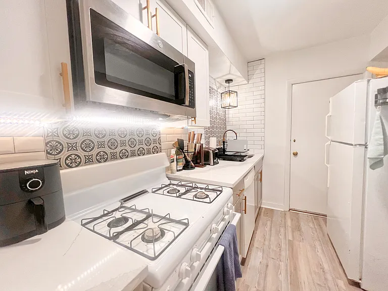 5737 Hobart St #5 — Photo 8