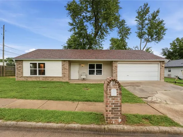 600 Huckleberry Ln, Springdale, AR 72764