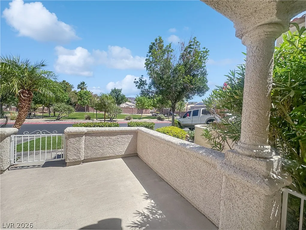 3 bed, 2.0 bath, 1524 sqft, $3,020 — Photo 4