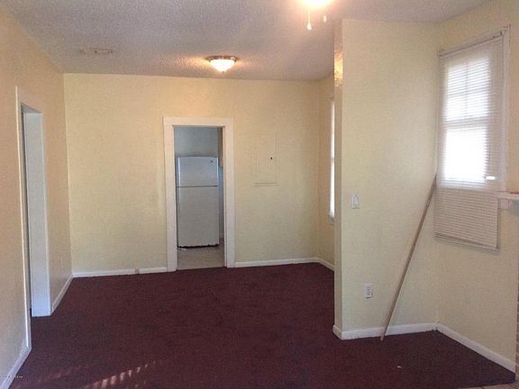 3rd image of 204 E 43rd St