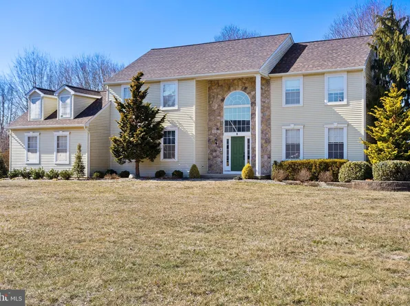 8 Hunters Glenn Dr, Columbus, NJ 08022