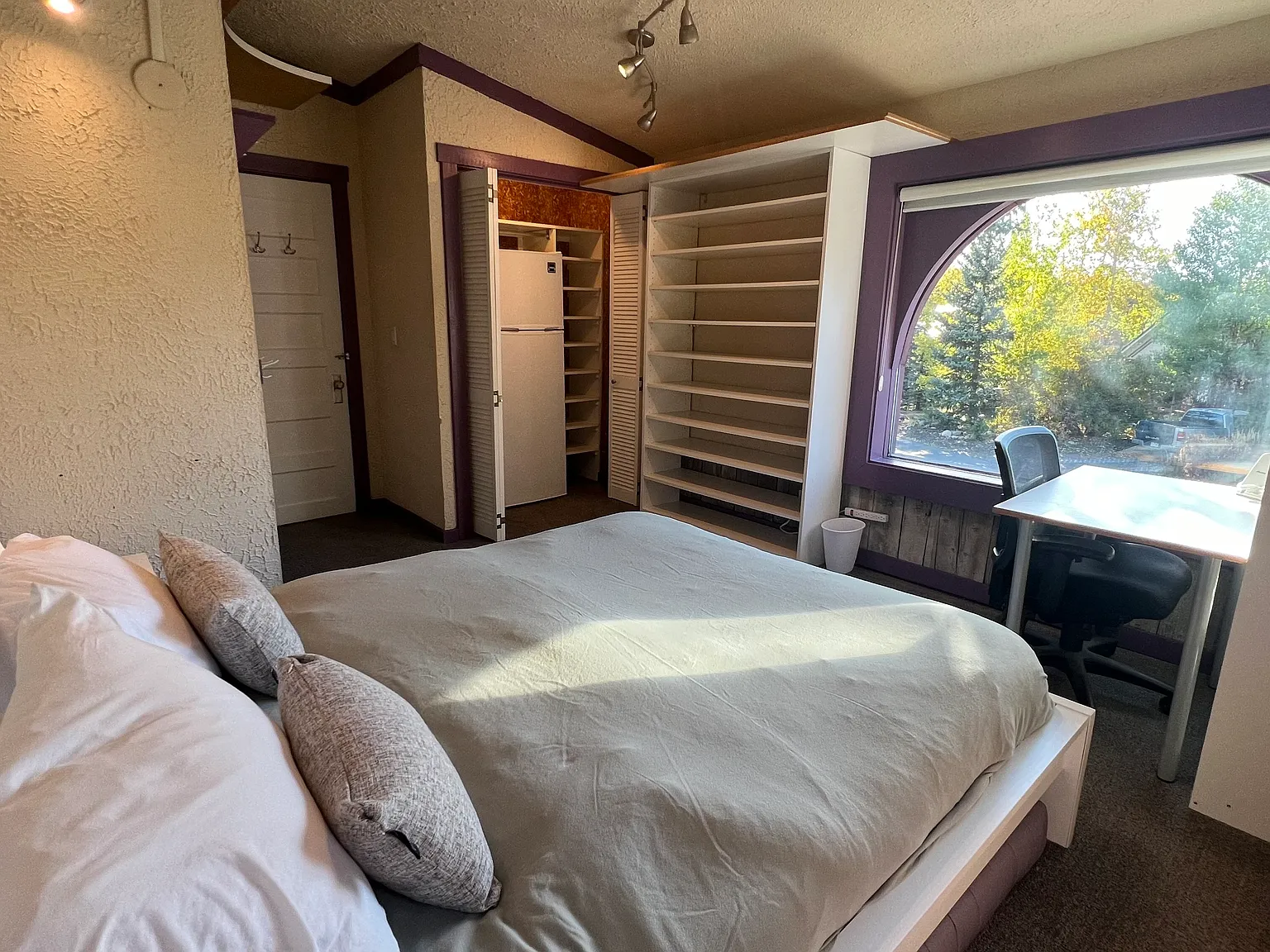 5 bed, 2400 sqft, $1,275 — Photo 3