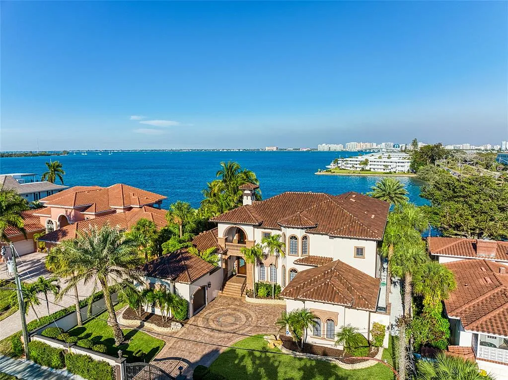 6 bed, 5.5 bath, 6341 sqft, $37,500 — Photo 4