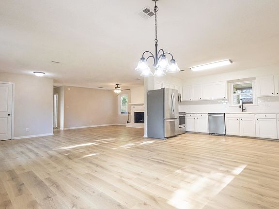 4th image of 220 River Forest Dr