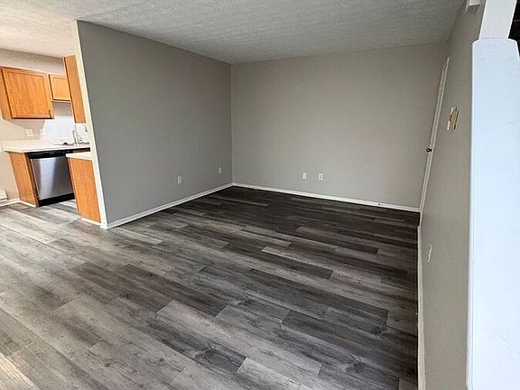 4th image of 607 Pebble Pl #R