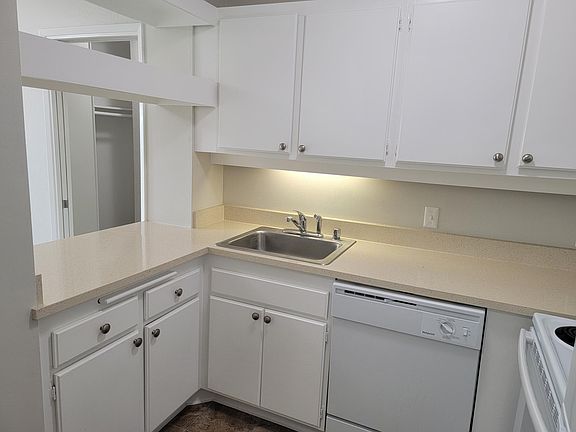 4th image of 1555 W Hillsdale Blvd #304