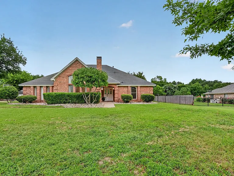 909 San Saba Dr — Photo 2