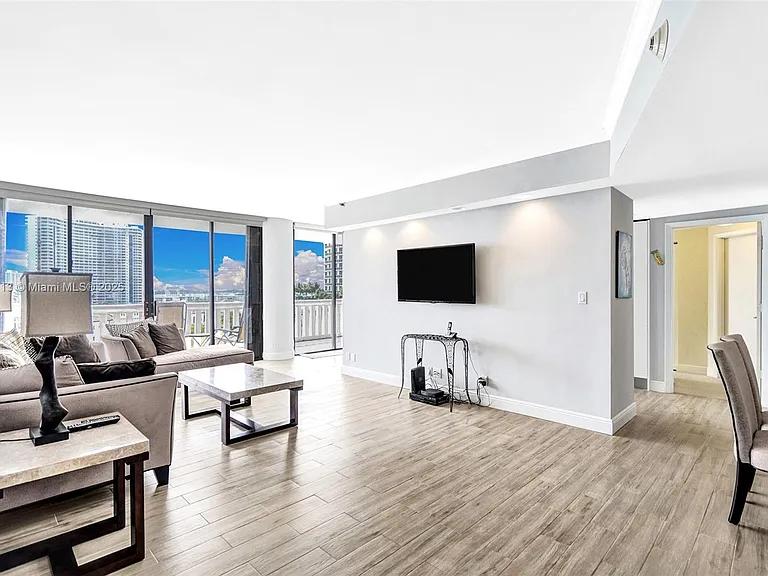 3000 Island Blvd #903 — Photo 14