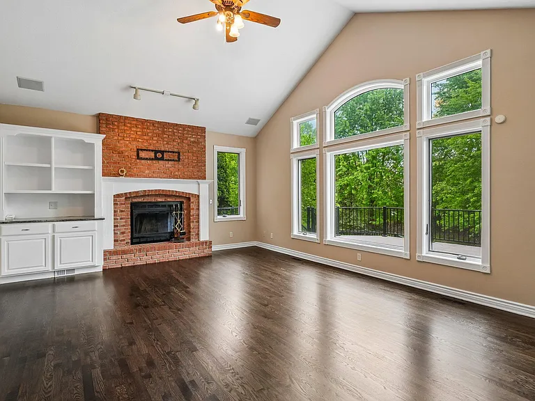 1819 Brookview Dr — Photo 16