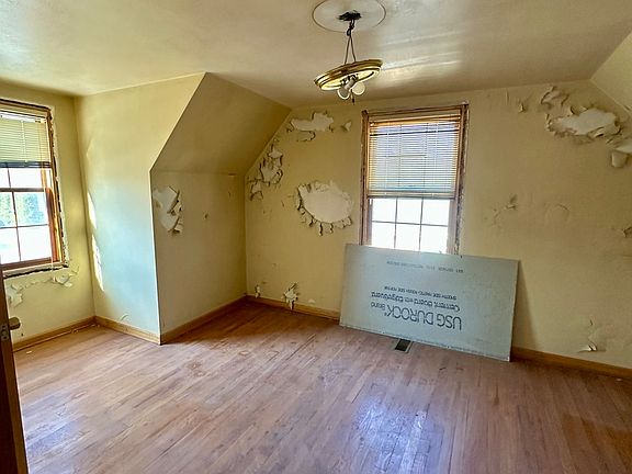 4th image of 215 N Main St